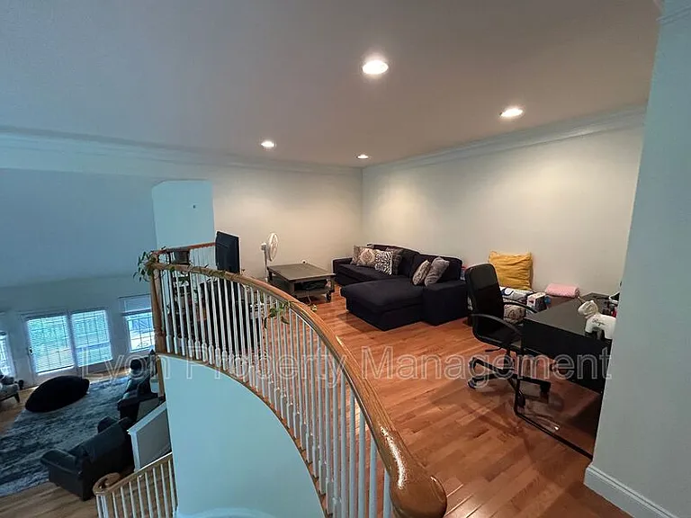 240 Sanctuary Dr — Photo 24