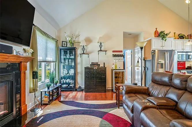 3 bed, 1752 sqft, $3,500 — Photo 3