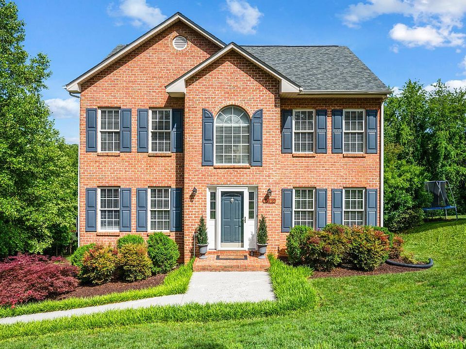 1st image of 220 Bush Dr