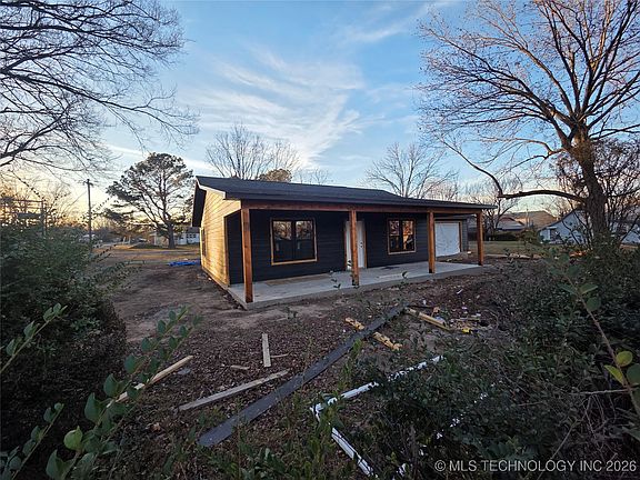3rd image of 1118 N Locust Ave