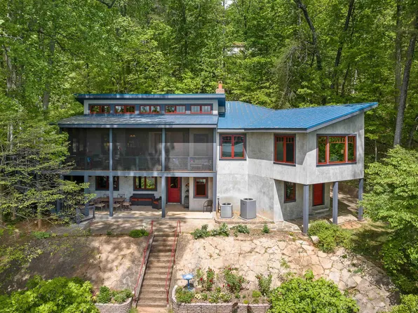 2484 W Lakeshore Dr, Landrum, SC 29356