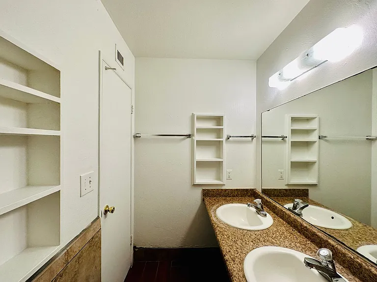 1 and 2 Bedrooms Great Location with Community Pool and Onsite Laundry! 1/2 of Mile from U of A — Photo 32