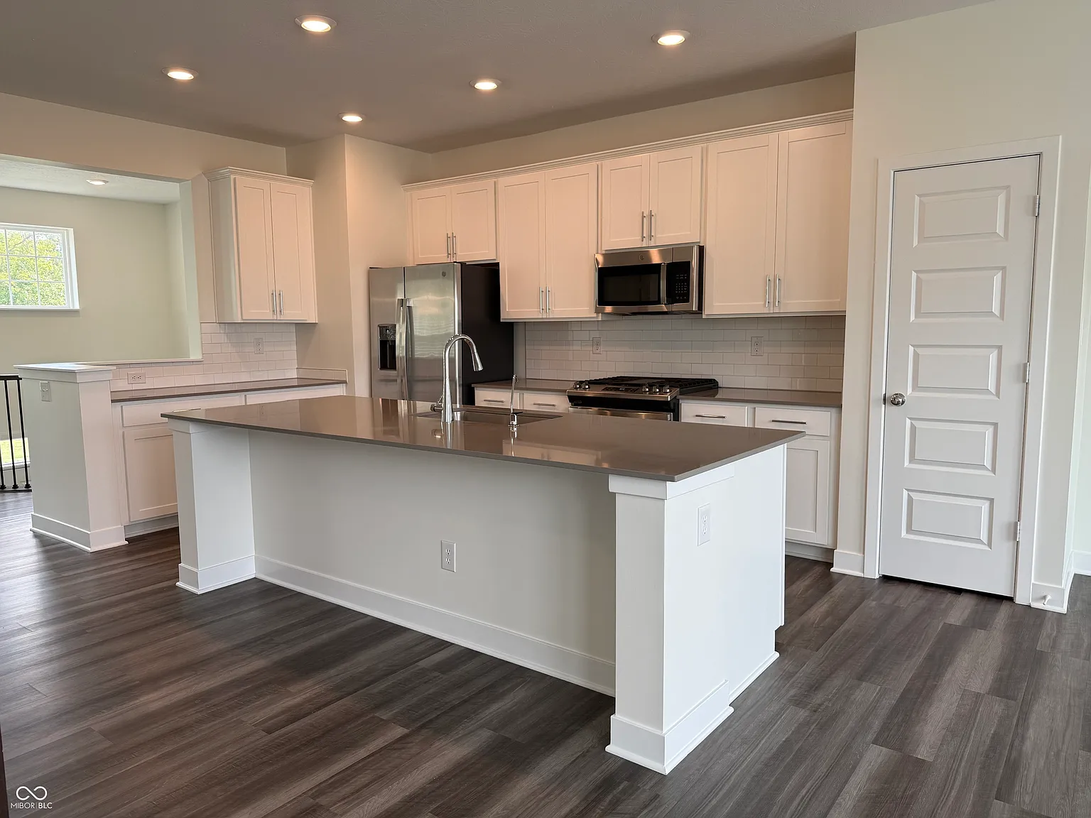 3 bed, 4.0 bath, 2073 sqft, $3,200 — Photo 4