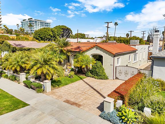 3rd image of 326 N Doheny Dr