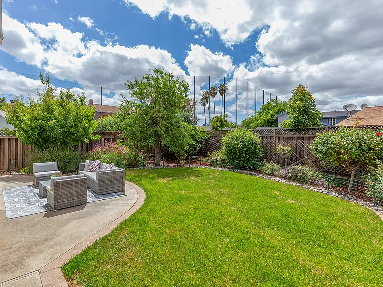 985 Summerfield Dr — Photo 30