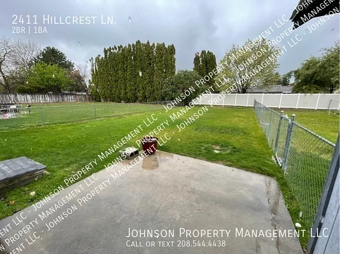 2411 Hillcrest Ln — Photo 2