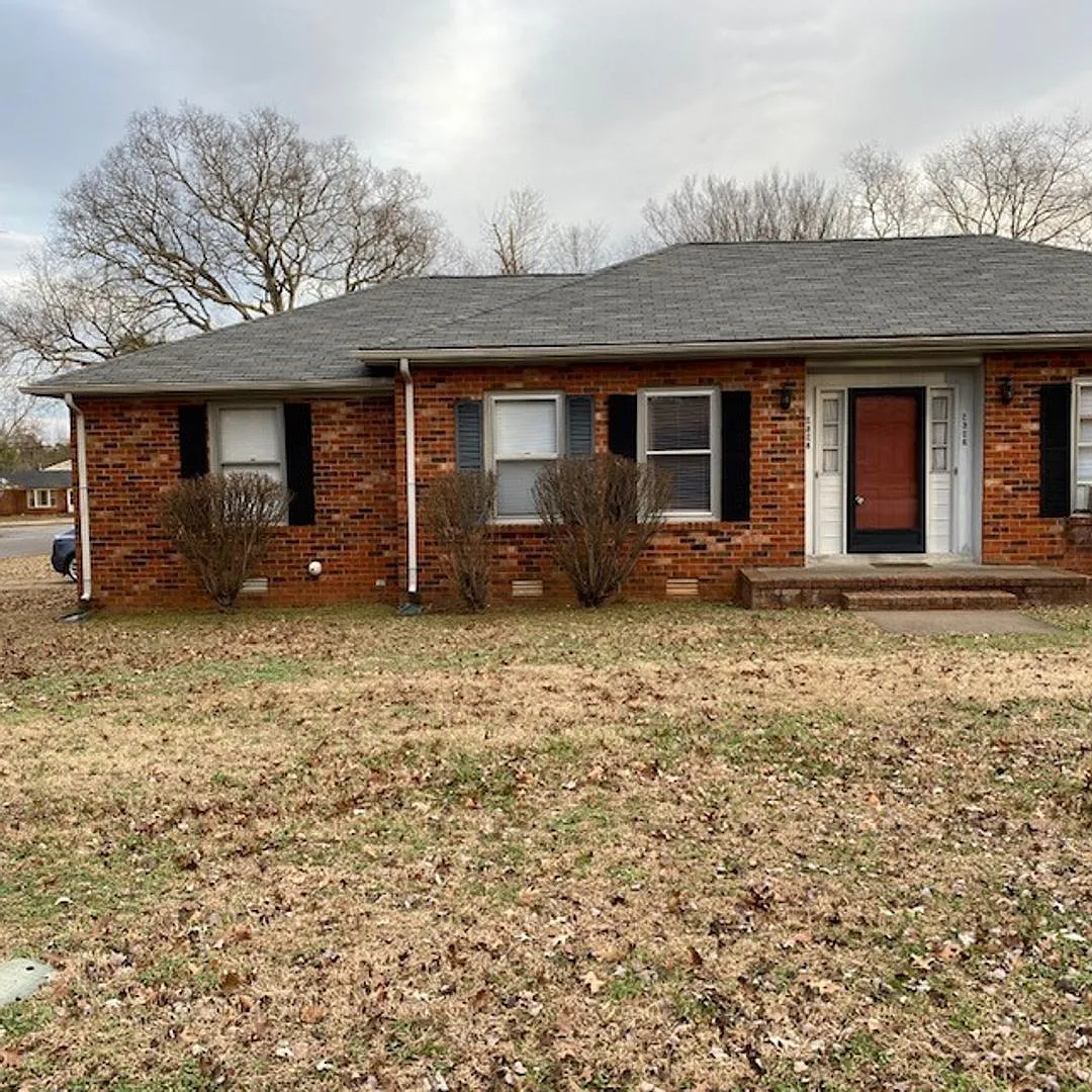 2 bedroom 1 Bath with Carport — Photo 1