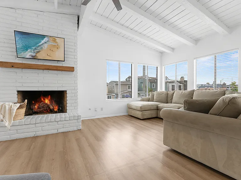 214 E Balboa Blvd — Photo 8