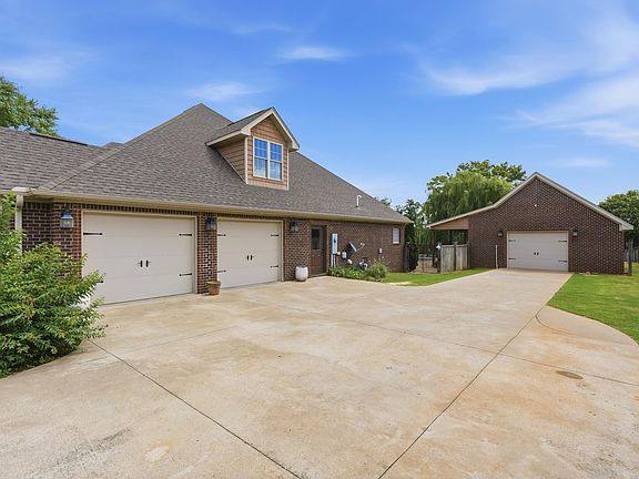 3rd image of 109 Inglewood Dr