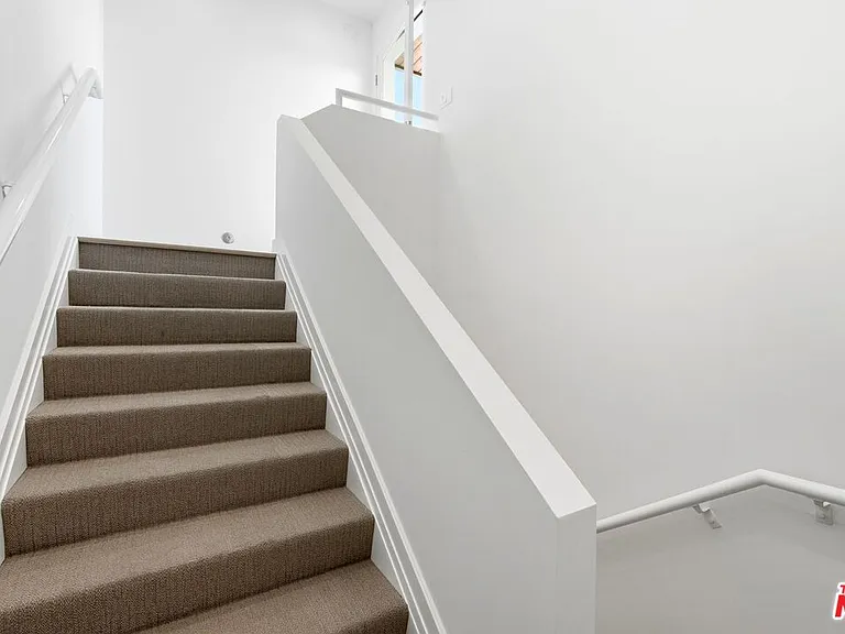 1041 N Spaulding Ave #203 — Photo 32