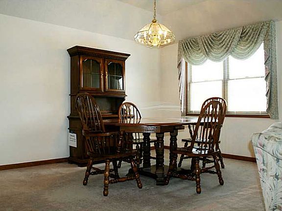 4th image of 2825 Colony Lake Dr E