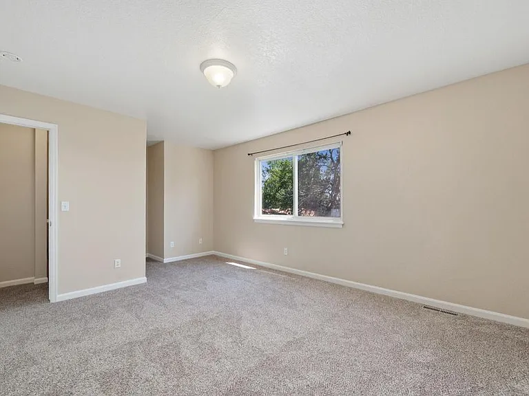 698 Eagle Dr — Photo 12