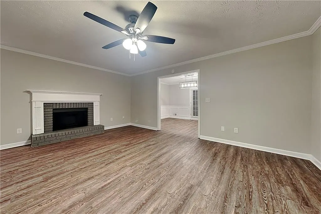 4 bed, 2.5 bath, 1920 sqft, $2,430 — Photo 2