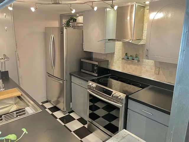 502 E Avenue J — Photo 12