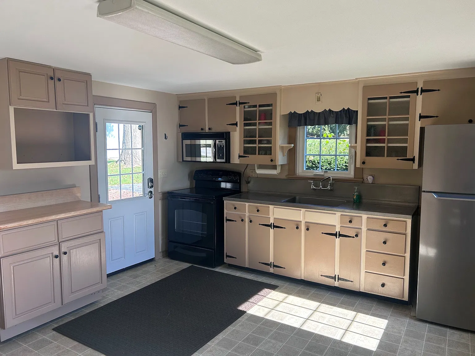 2 bed, 1.5 bath, 650 sqft, $1,195 — Photo 2