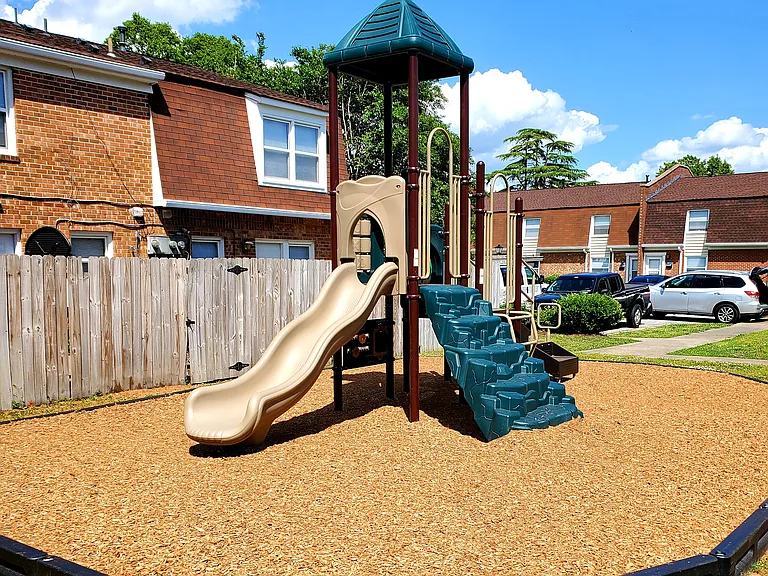 51 Queensbury Way — Photo 10