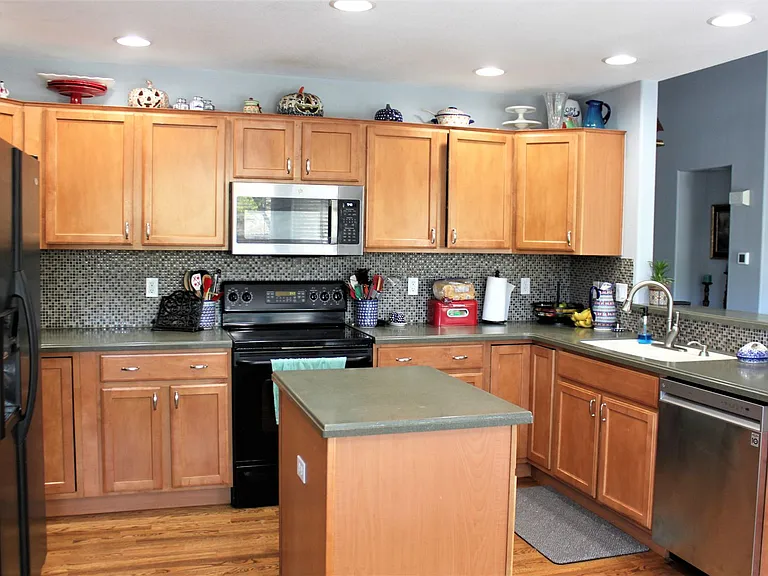 7665 Chancellor Dr — Photo 11