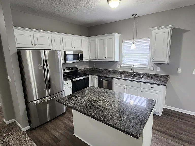 8320 N Nodaway Ave — Photo 1