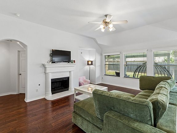 3rd image of 2715 Columbus