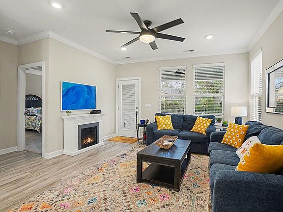 3rd image of 590 Cascade Loop