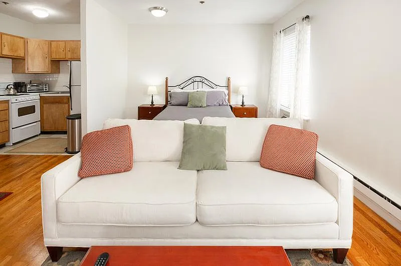 Studio, 400 sqft, $3,150 — Photo 3