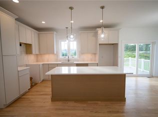 30 Bunker Hill Xing, Portsmouth, RI 02871