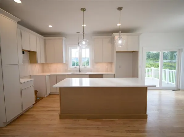 30 Bunker Hill Xing, Portsmouth, RI 02871