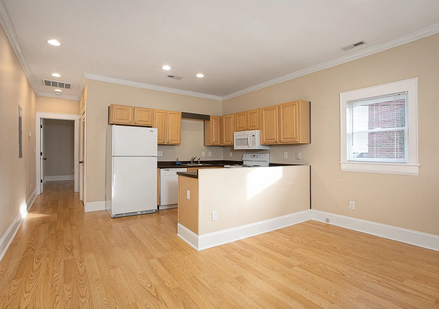 908 Onslow St — Photo 4