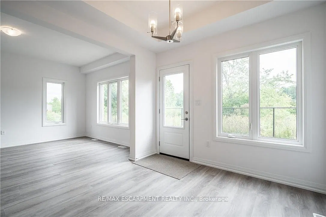 4 bed, $2,960 — Photo 2
