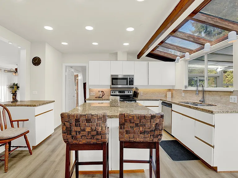 638 Elstree Pl — Photo 14