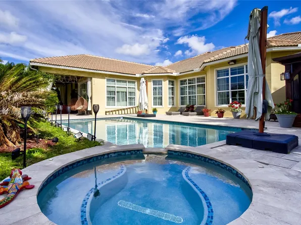 5703 N Sterling Ranch Dr, Davie, FL 33314