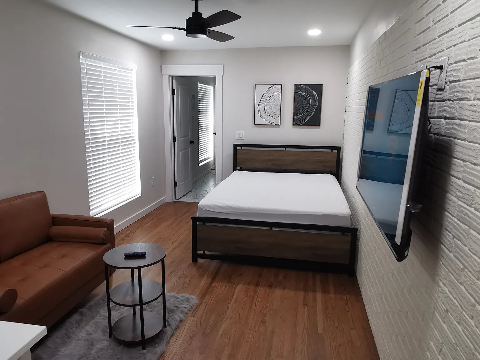 6 bed, 2090 sqft, $950 — Photo 1