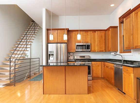 4th image of 1025 N Honore St #3
