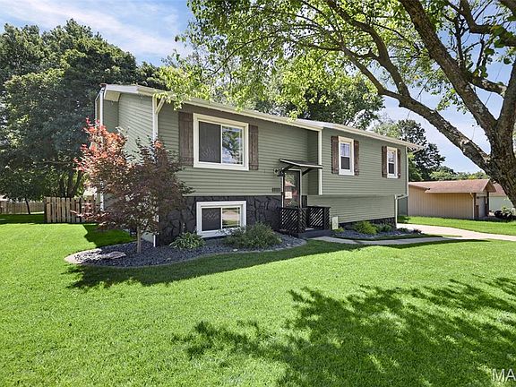 2nd image of 1968 Lemontree Ln
