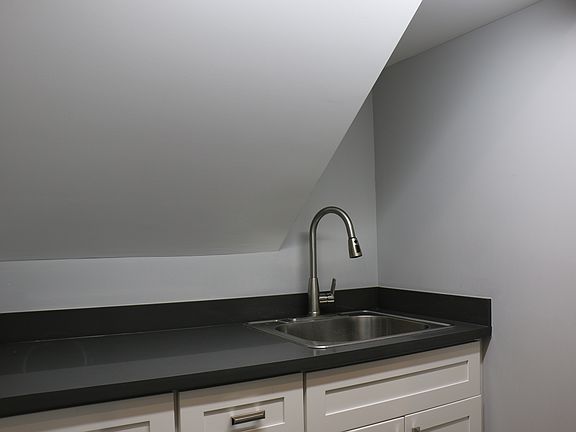 3rd image of 338 Munich St