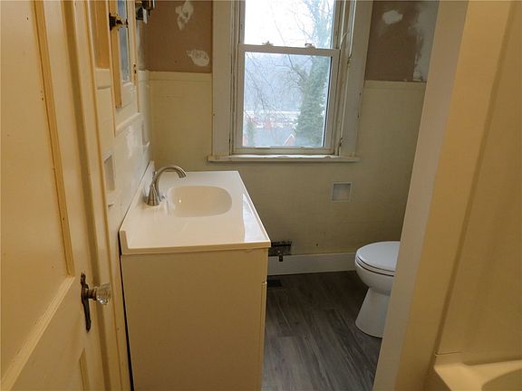 5th image of 606 Crest Ave