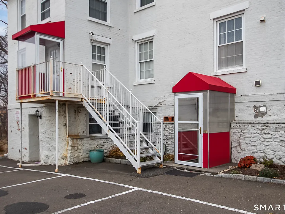 104 East Ave #GROUND FLOOR