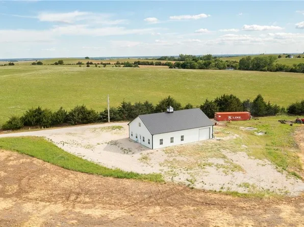 27699 S Hoch Rd, Osage City, KS 66523