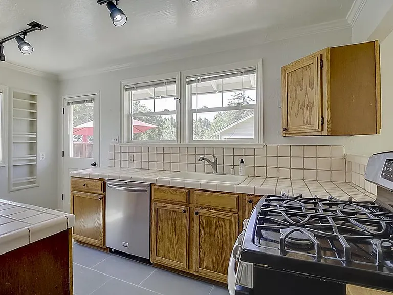 1393 Spencer Ave — Photo 11