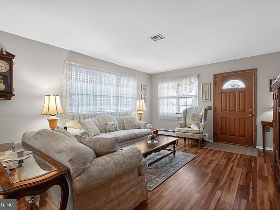 5th image of 14 Doral Dr