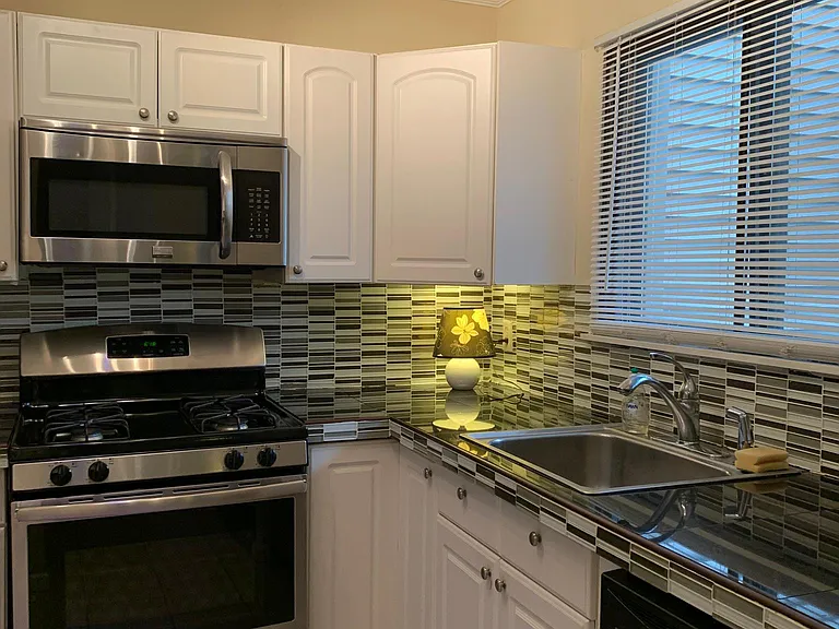 18 Greenbriar Dr #C — Photo 5