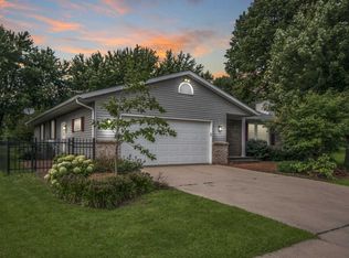 120 Winter Ln, Slinger, WI 53086