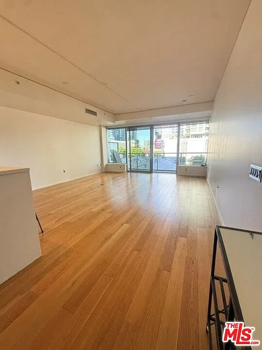 1 bed, 1.0 bath, 1040 sqft, $3,000 — Photo 2