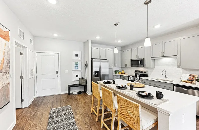 District West — Photo 4
