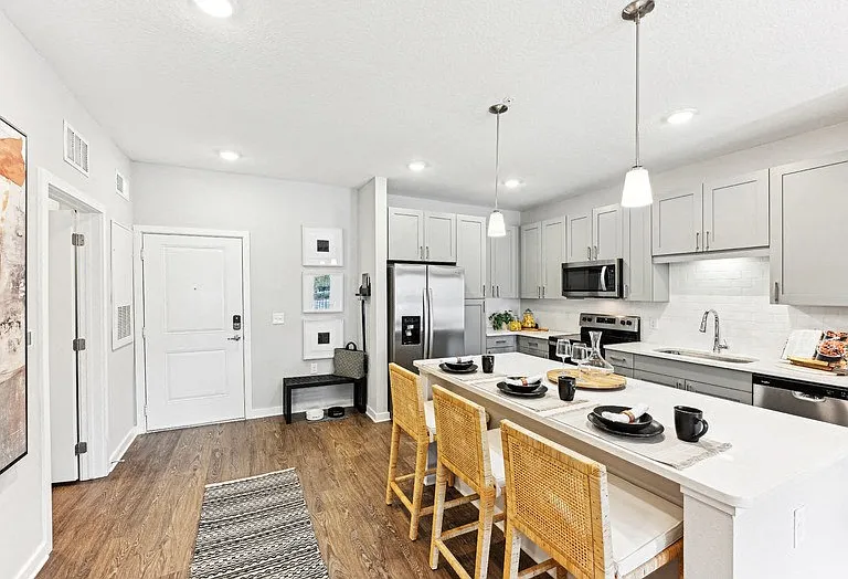 District West — Photo 4