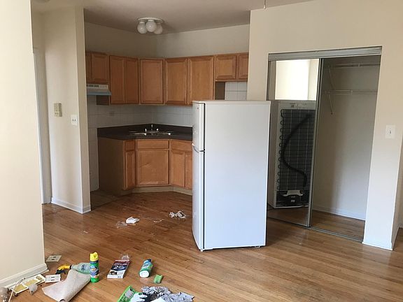 2nd image of 916 W Dakin St #207