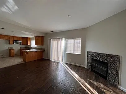 4 bed, 3.5 bath, 1971 sqft, $2,395 — Photo 4