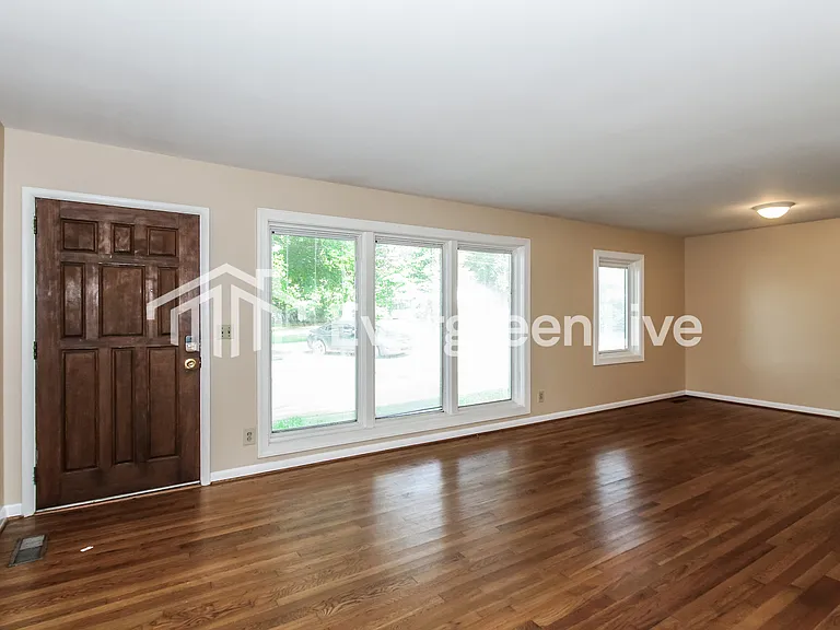 1413 Dogwood Ln — Photo 3