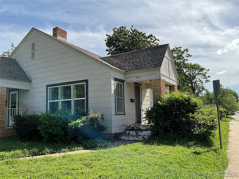 3003 E 3rd St — Photo 2