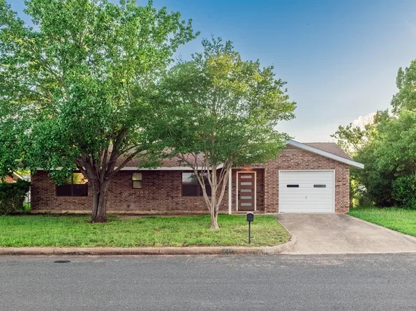203 Broadmoor Dr, Fredericksburg, TX 78624